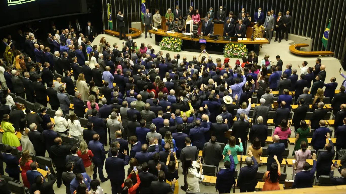 Lula veta projeto que aumenta número de deputados para 531 – Congresso ainda pode reverter decisão