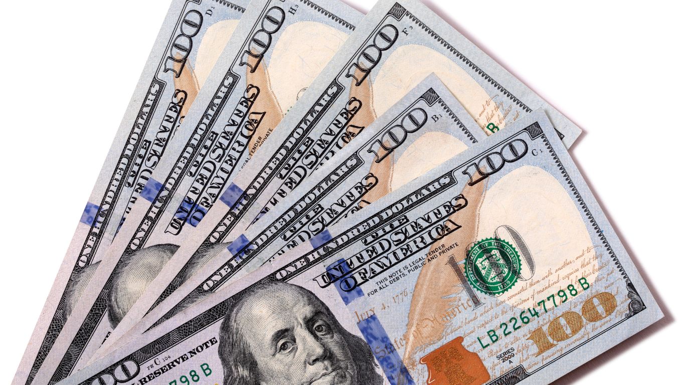 Dólar fecha acima de R$ 5,56 e bolsa recua em meio a incertezas sobre tarifas de Trump