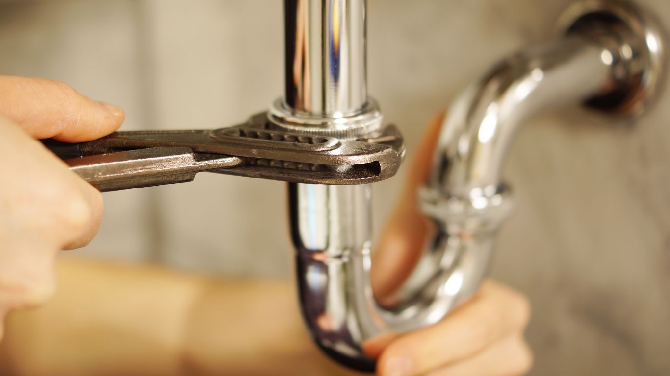 Concessionária de saneamento é condenada por refluxo de esgoto em imóvel residencial