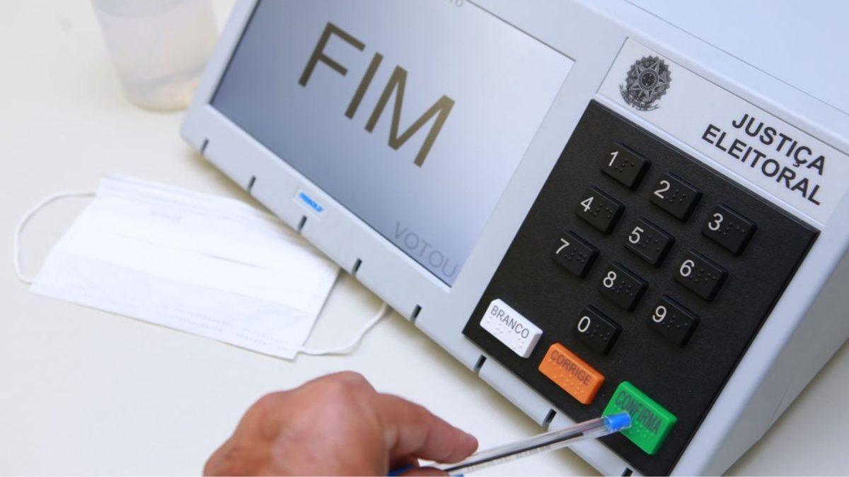 Como a percepção de risco influencia o voto e a rejeição eleitoral?
