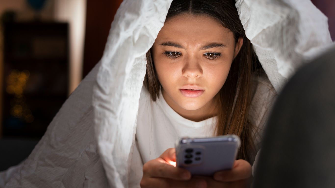 Violência juvenil na era digital: como o ambiente online amplifica os riscos para adolescentes?