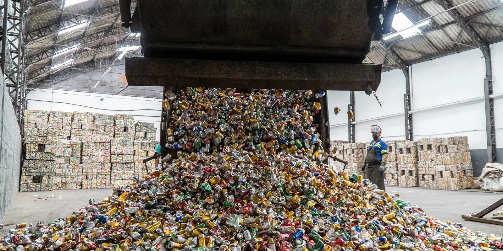 Brasil recicla 97,3% das latinhas de alumínio, impulsionado logística reversa prevista em lei