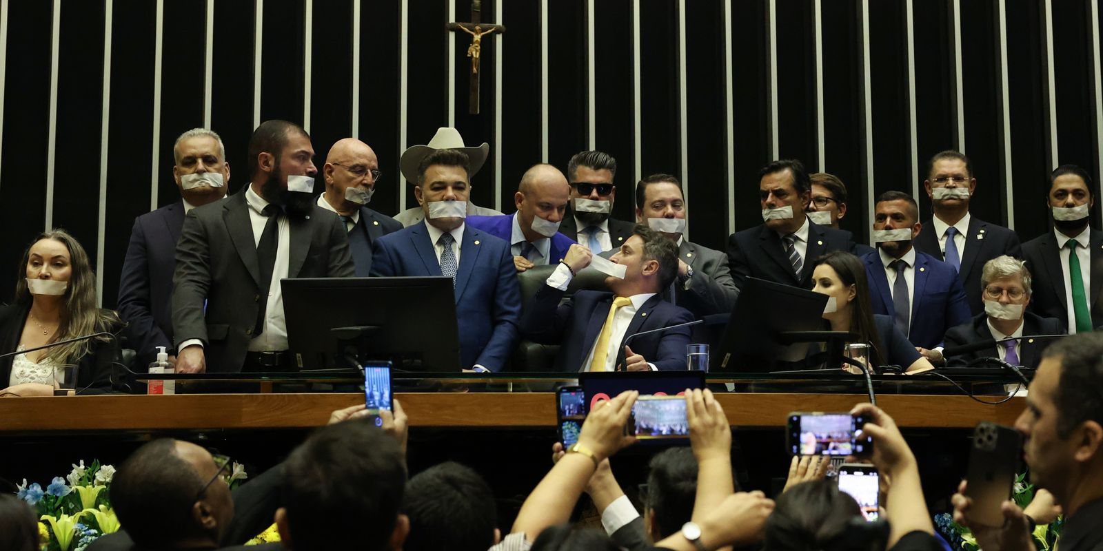 Parlamentares da base reagem à ocupação do Congresso por opositores e pedem punição por obstrução