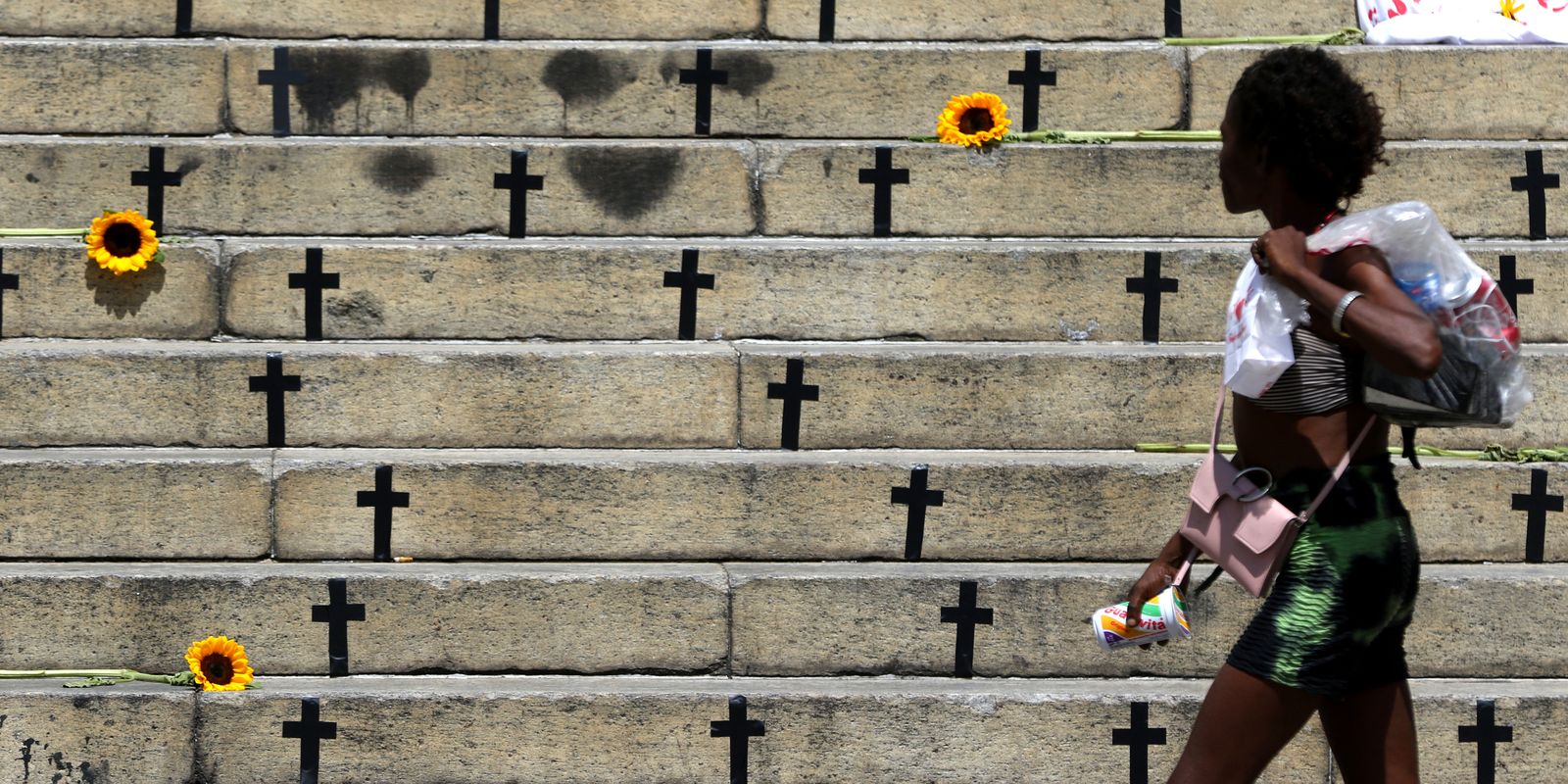 Feminicídios com arma de fogo crescem 45% em 2025, aponta levantamento