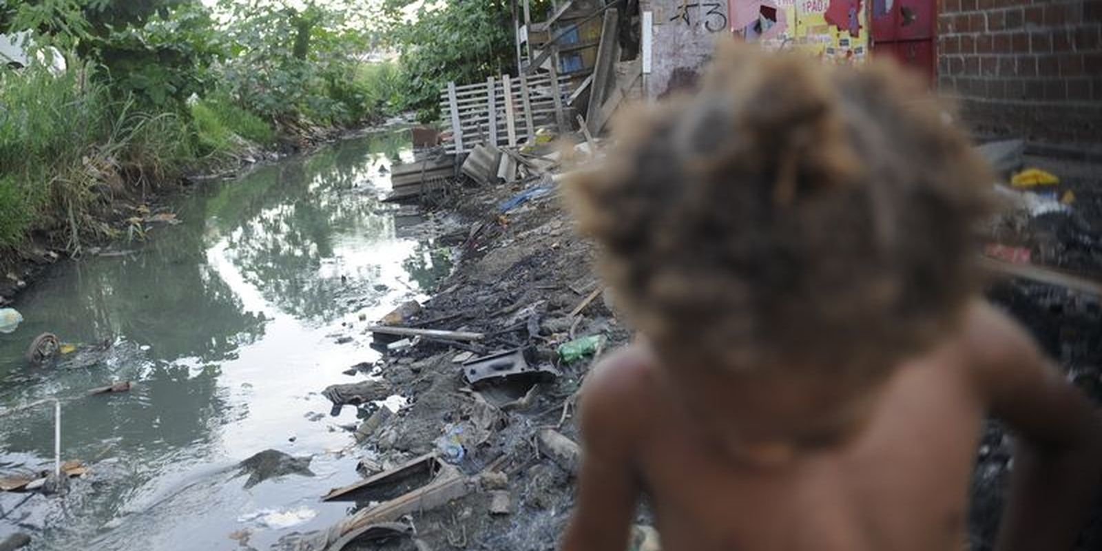 Brasil ainda tem 3 em cada 10 lares sem rede de esgoto, aponta IBGE