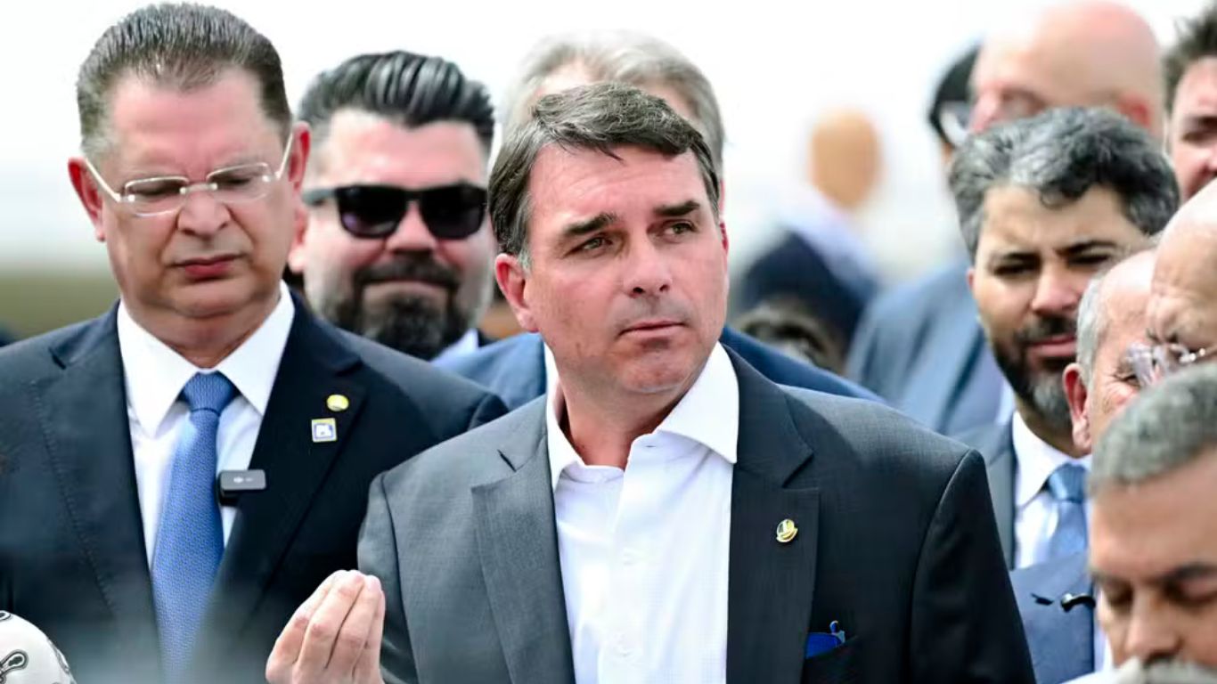 Moraes flexibiliza prisão domiciliar e libera visitas familiares a Bolsonaro