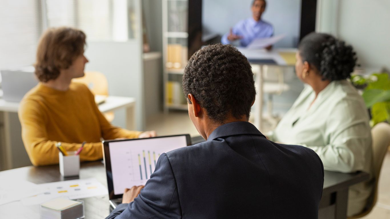 Ferramenta com IA gratuita ajuda trabalhadores a entender direitos e acompanhar processos na Justiça do Trabalho