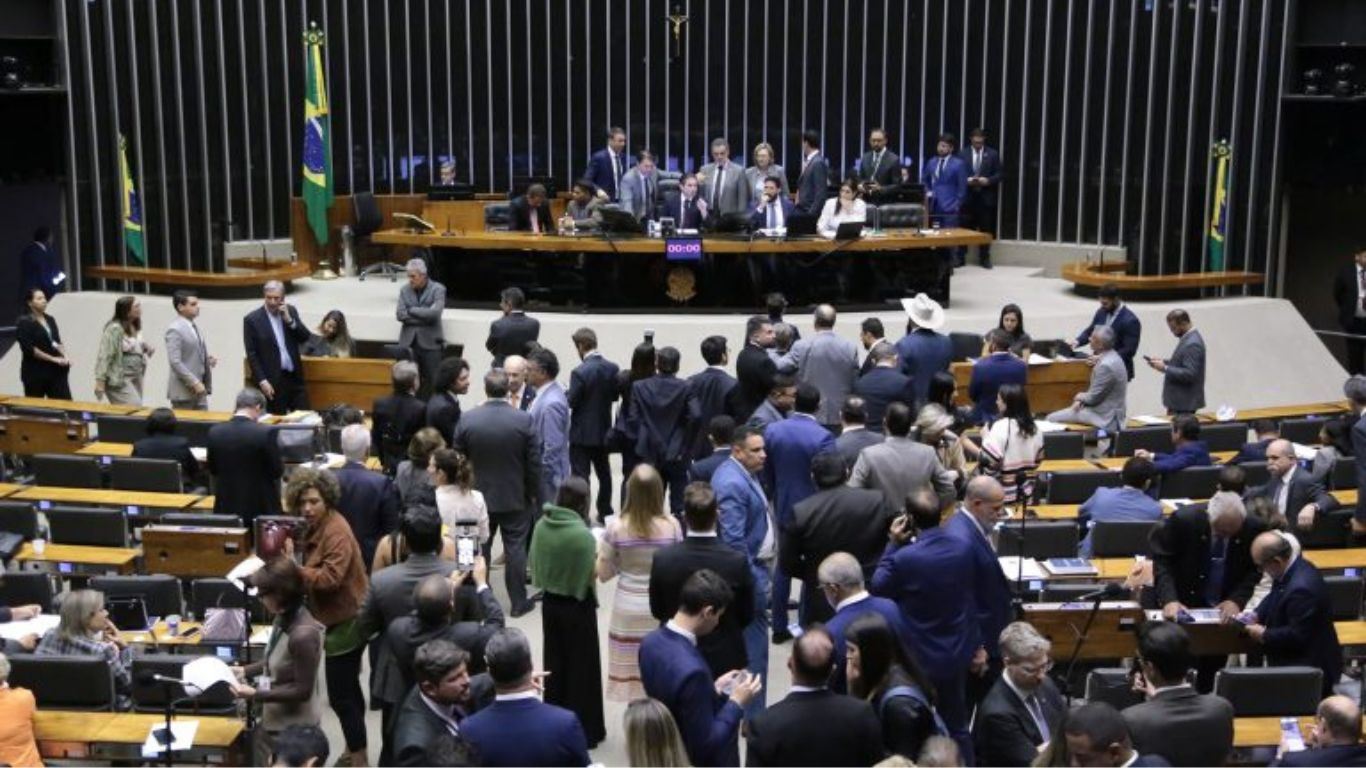 Câmara aprova projeto de lei para proteger crianças e adolescentes no ambiente digital