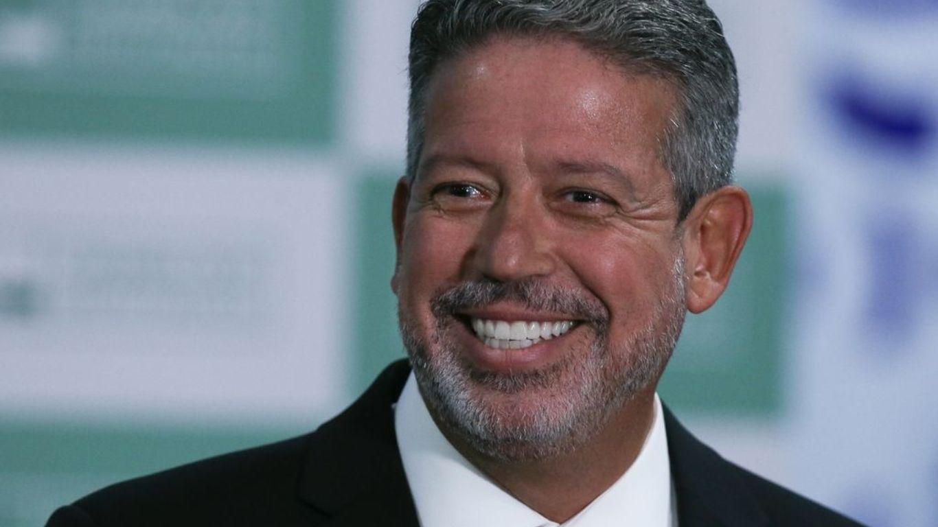 Arthur Lira mostra que ainda manda: ex-presidente da Câmara vira sombra de Hugo Motta