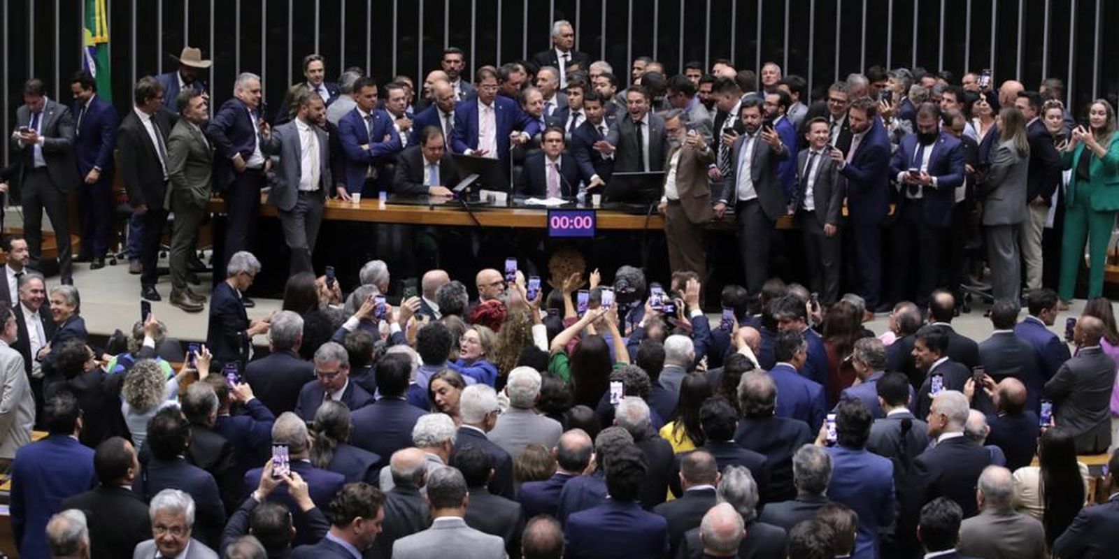 Juristas veem indícios de crime e quebra de decoro em protesto da oposição no Congresso e ações de Eduardo Bolsonaro no exterior