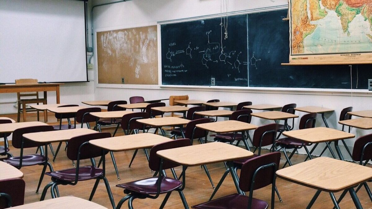 Escola deve indenizar professor com depressão após acusação infundada de pai de aluno, decide TST