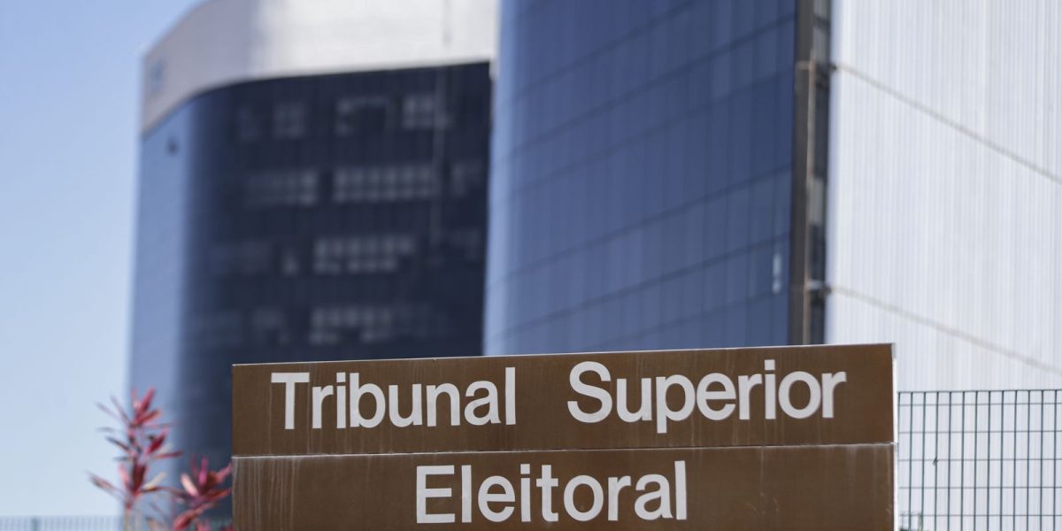 TSE empossa Estela Aranha e Floriano de Azevedo como ministros efetivos
