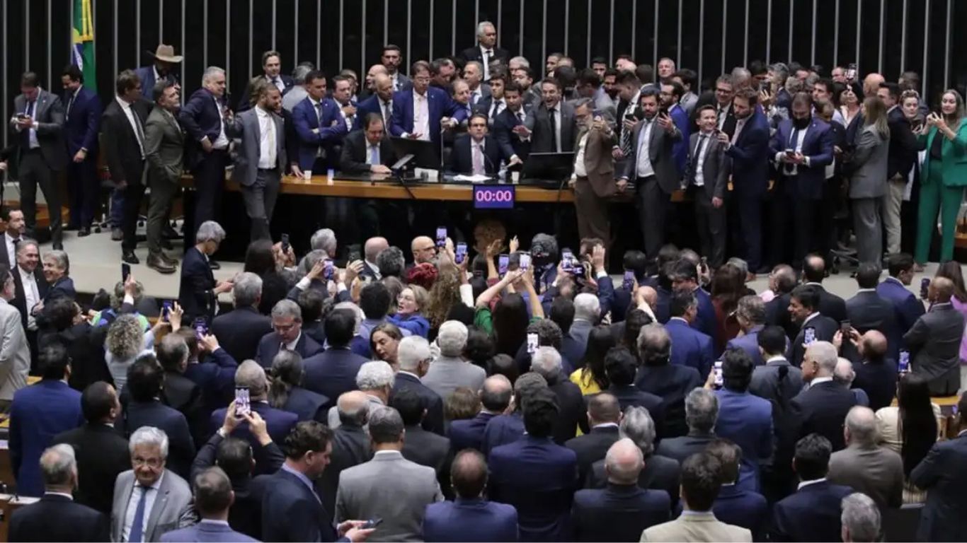O motim das hienas e a fraqueza do líder: lições amargas para a democracia brasileira