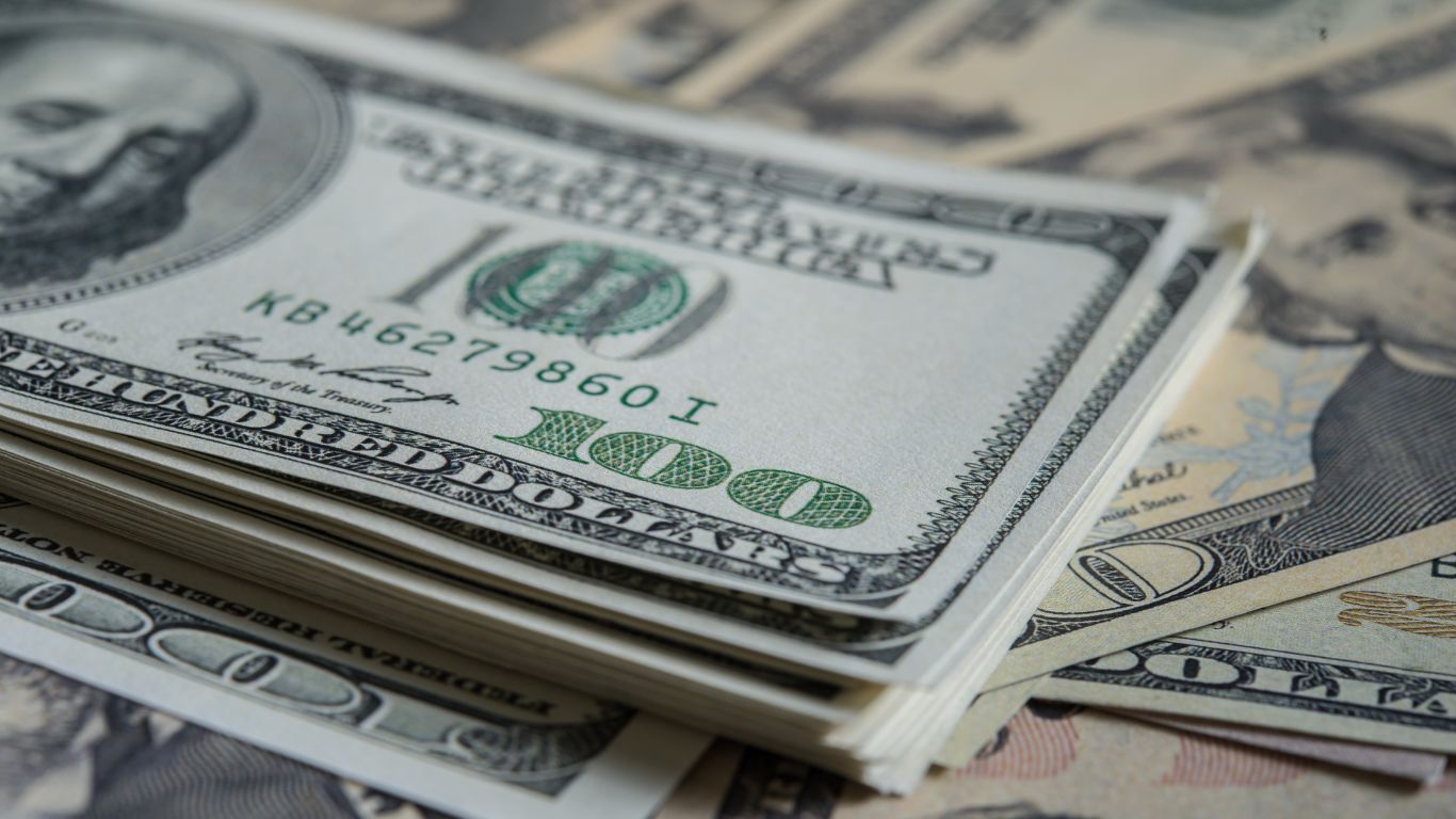 Dólar fecha no menor nível em um mês com expectativa de corte de juros nos EUA – Ibovespa sobe