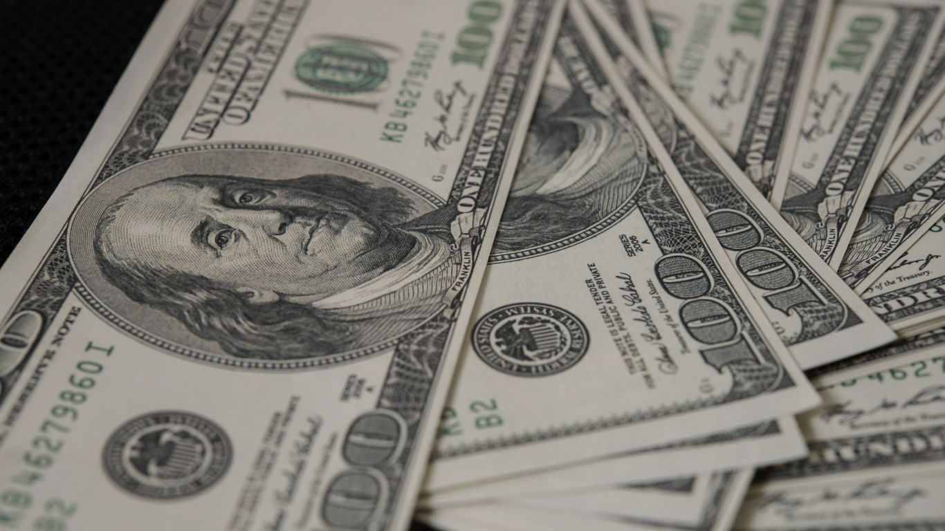 Dólar fecha abaixo de R$ 5,50 pela primeira vez em quase um mês