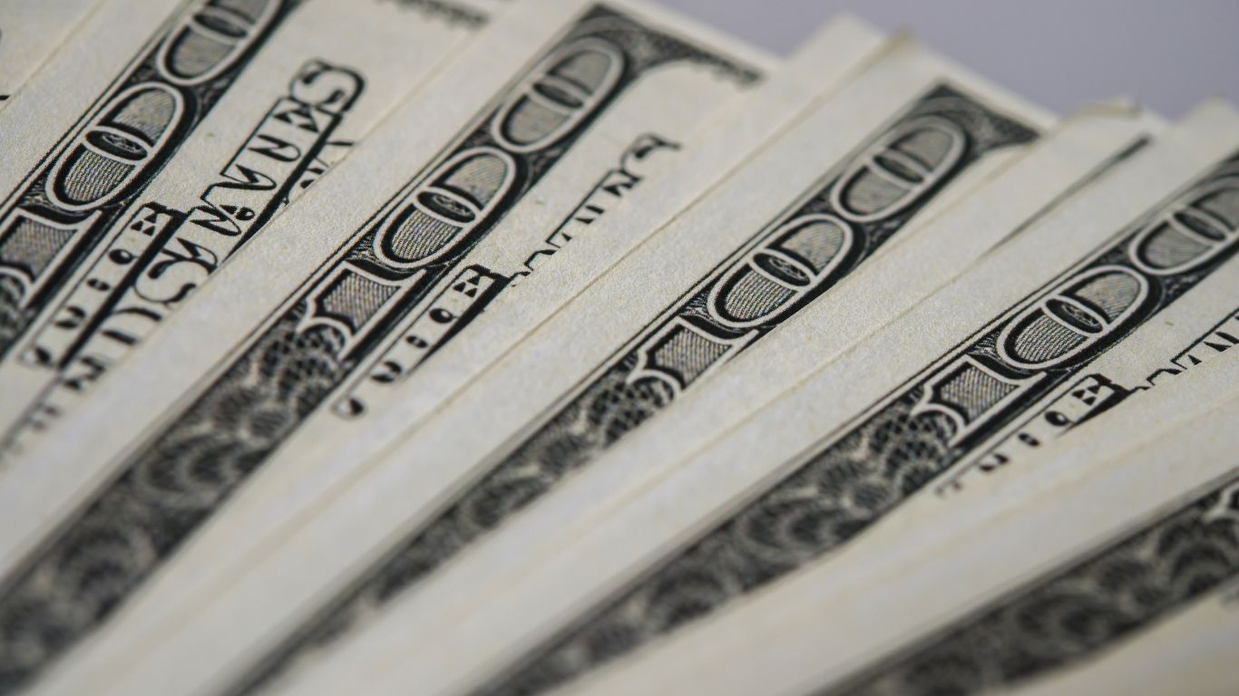 Dólar recua para R$ 5,42 e fecha no menor patamar em mais de um mês com expectativas sobre corte de juros nos EUA