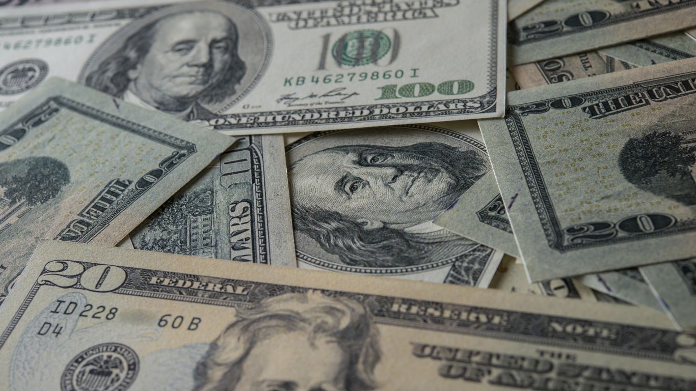 Dólar recua para R$ 5,47 e bolsa se recupera levemente após tensões políticas e externas