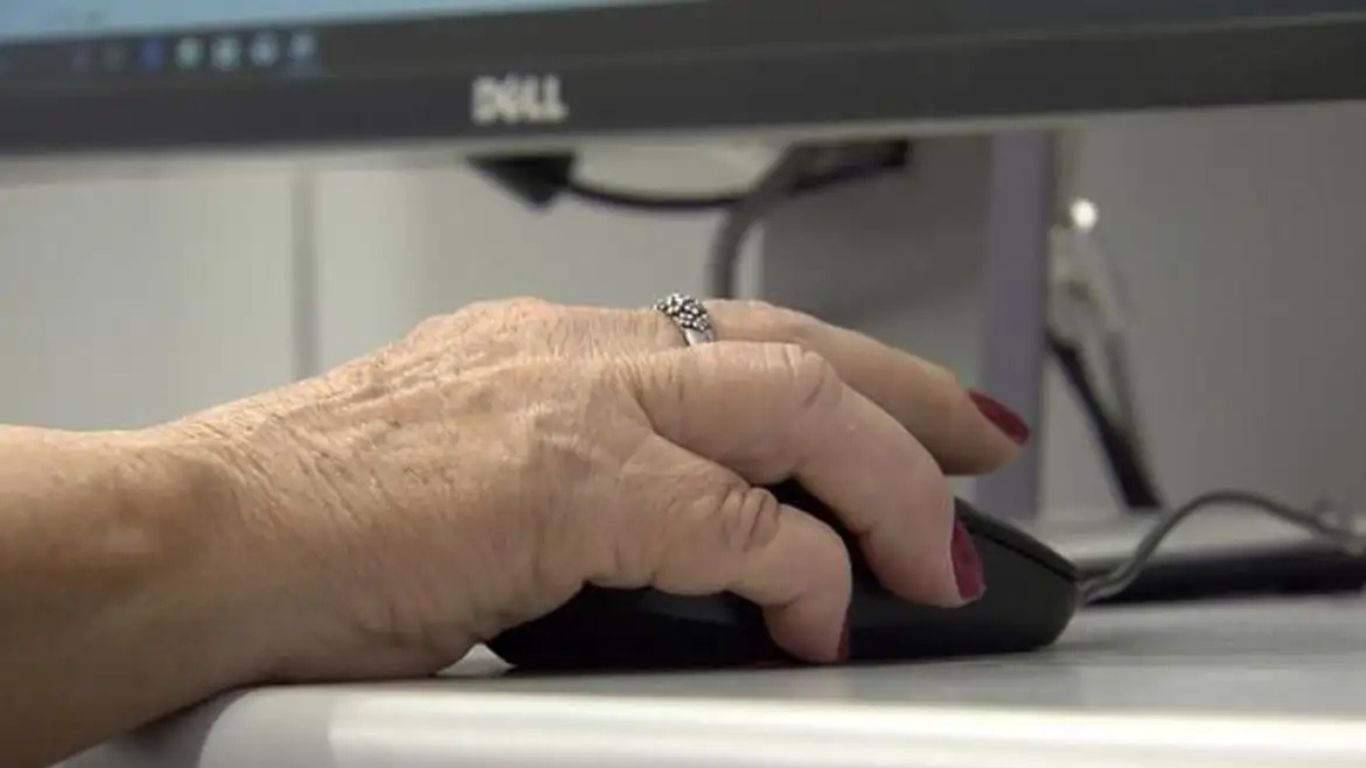 Empresa pública que dispensou empregada por critério de aposentadoria cometeu etarismo