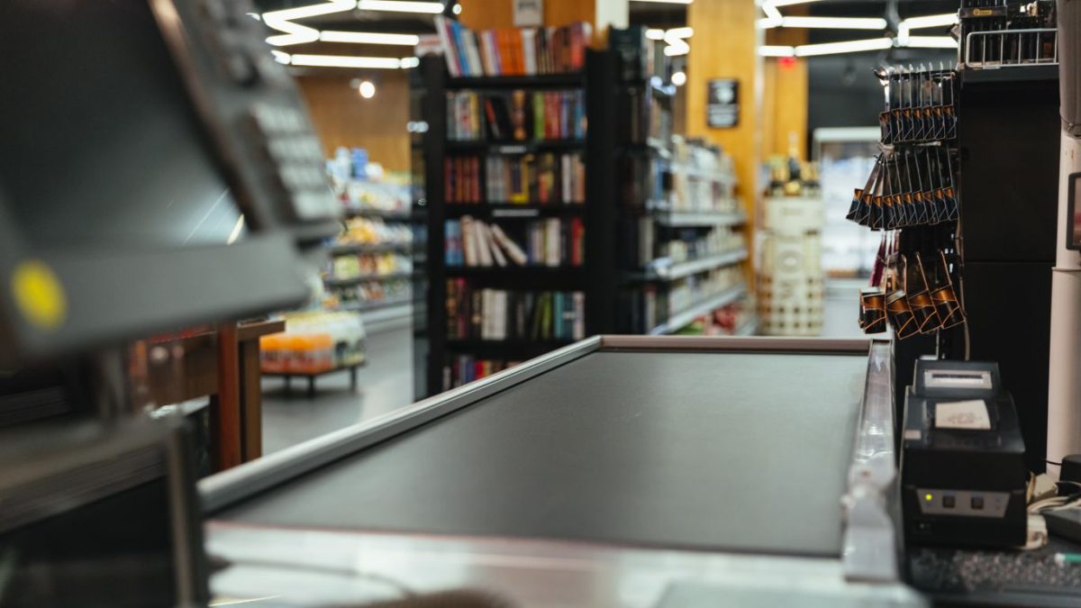 Supermercado é condenado a indenizar cliente acusado injustamente de consumir produto sem pagar