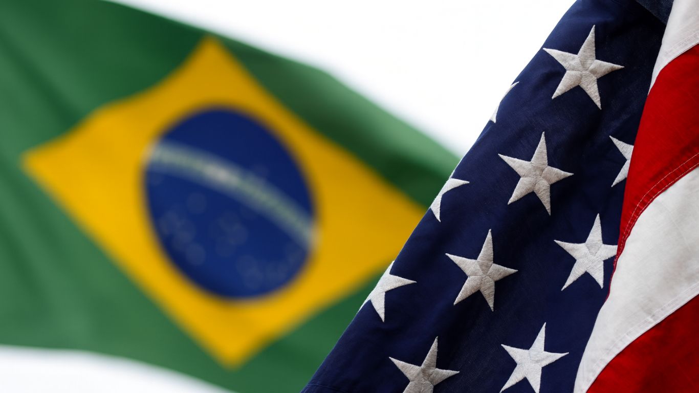 Tarifaço de Trump entra em vigor e impõe desafios jurídicos, econômicos e diplomáticos ao Brasil