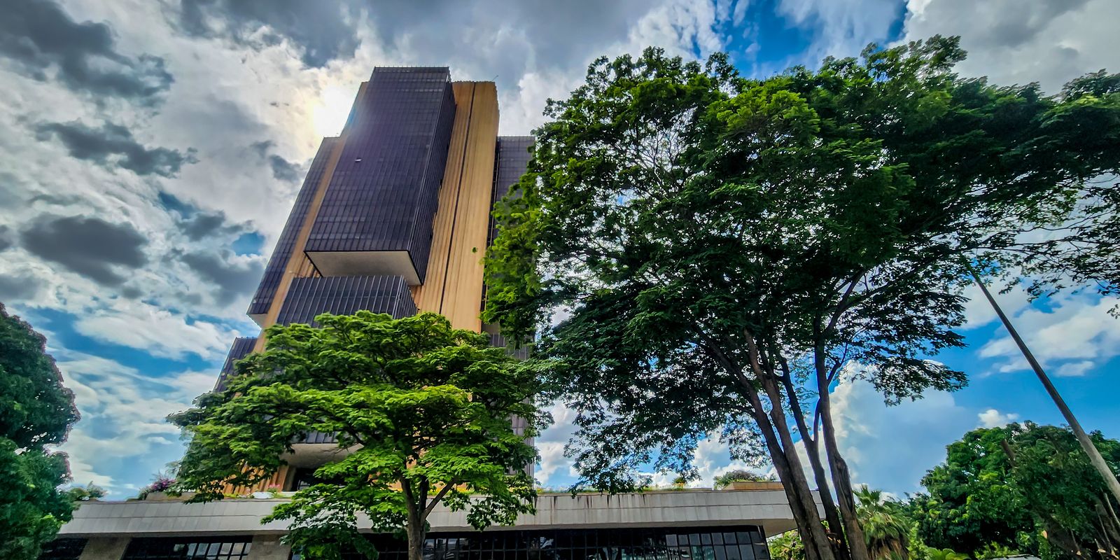 Copom indica Selic em 15% por tempo indeterminado, diante de incertezas e risco inflacionário