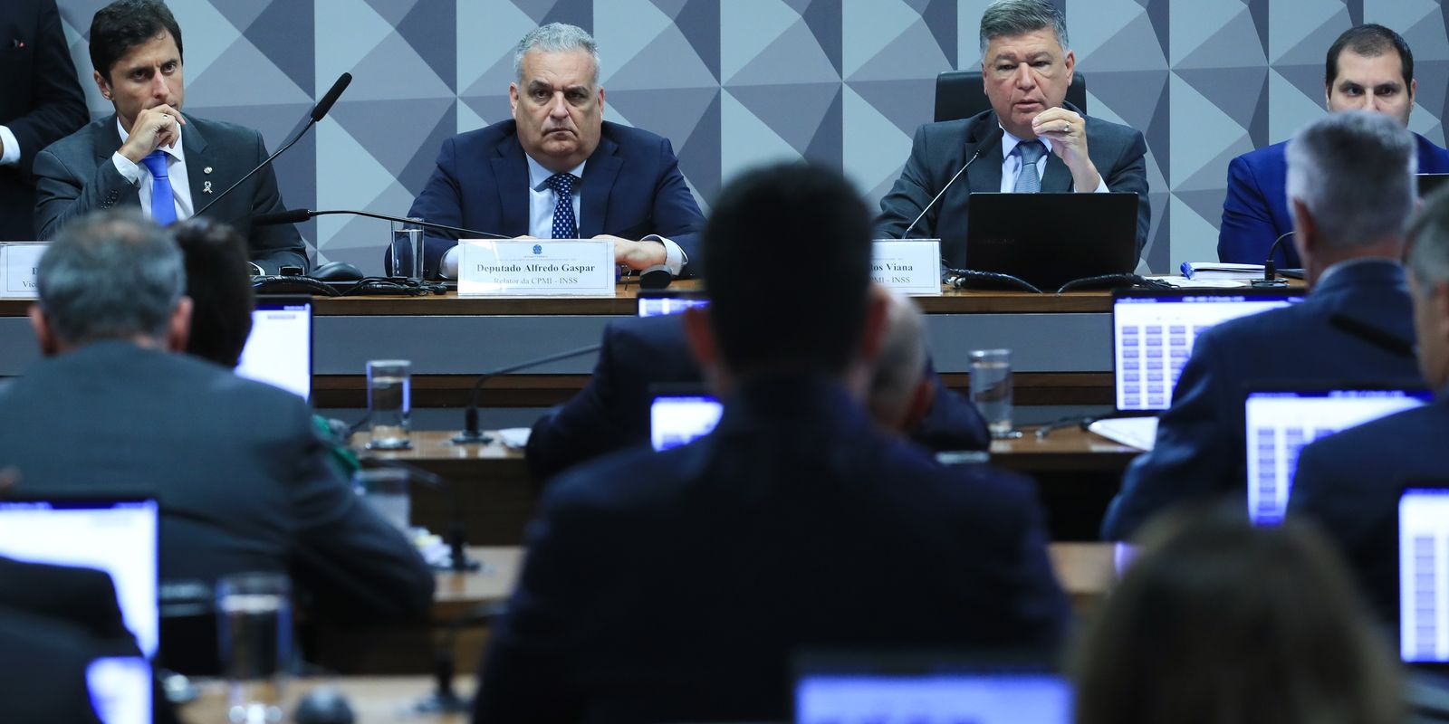CPMI do INSS convoca esposas, sócios e advogado ligados a esquema de fraudes em aposentadorias