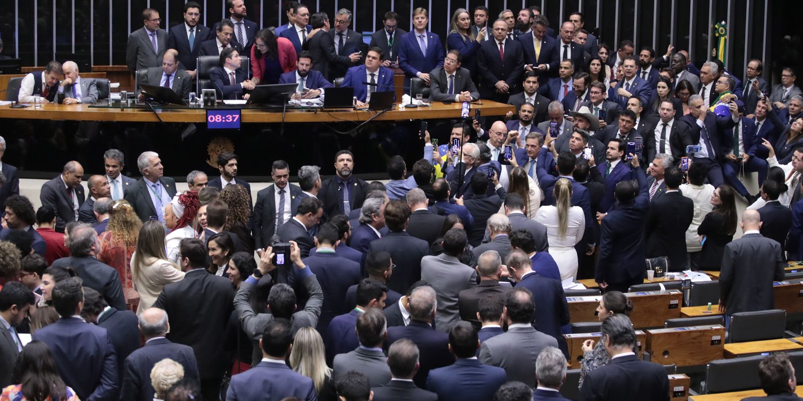 Câmara aprova urgência para projeto que concede anistia a golpistas de 8 de janeiro