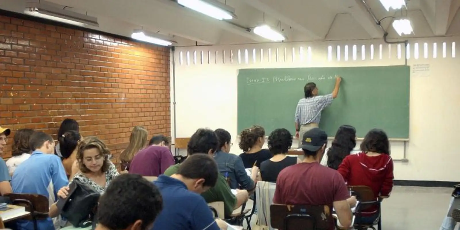 Ensino superior pode dobrar salários, mas evasão segue alta no Brasil, aponta OCDE