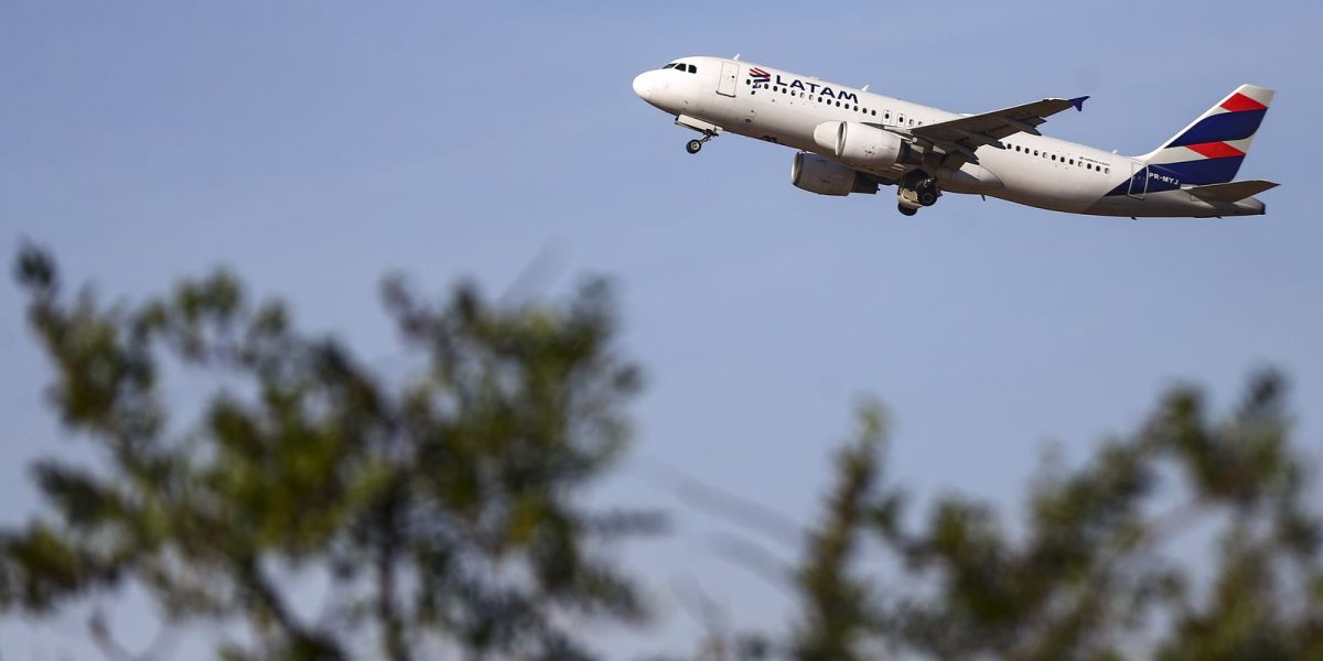 Latam anuncia compra 24 aviões da Embraer em acordo de R$ 11,2 bi