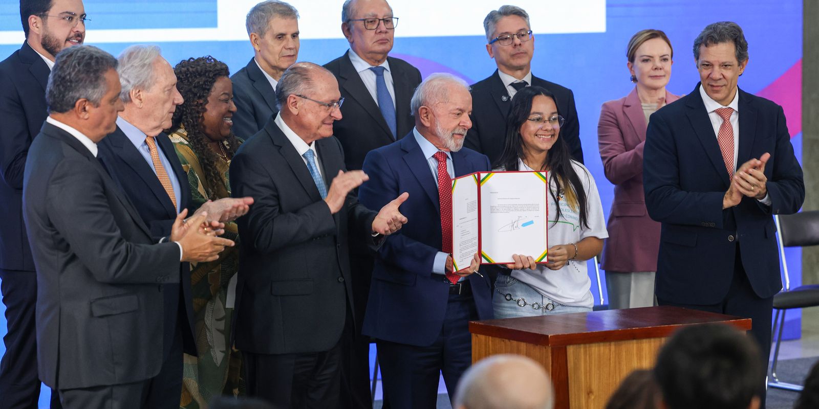 Lula sanciona ECA Digital e cria agência reguladora para proteger crianças na internet