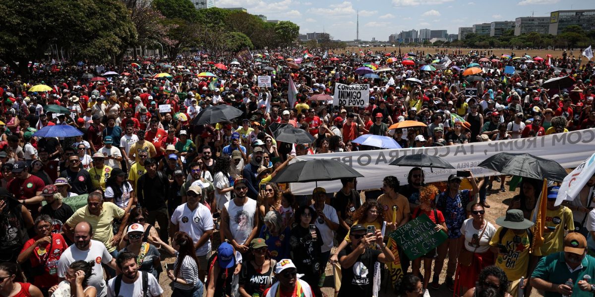 Multidão marcha em Brasília contra PEC da Blindagem e anistia a golpistas