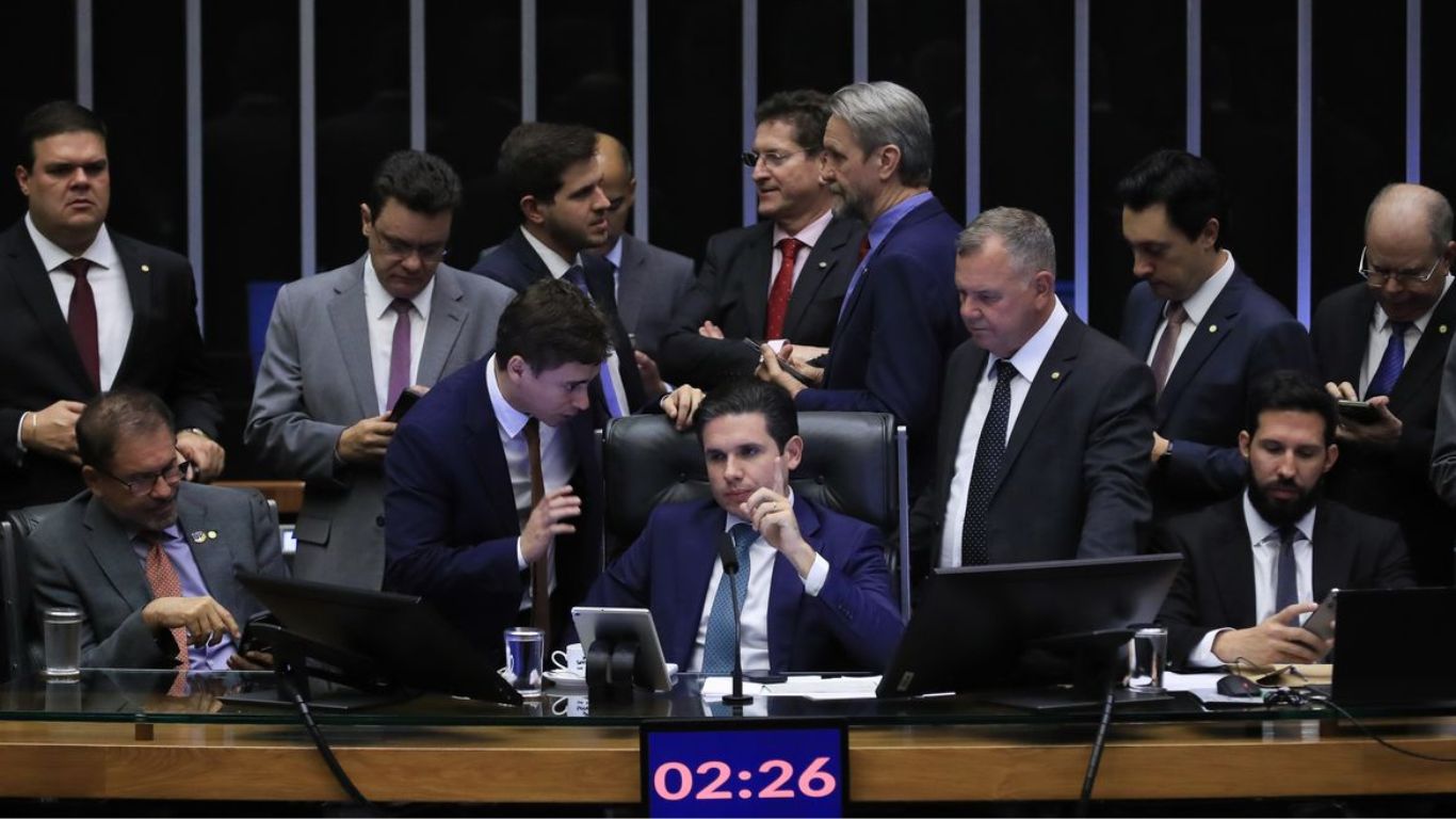 Direita reage à condenação de Bolsonaro com PEC da Blindagem, manobras na Câmara e aposta em anistia