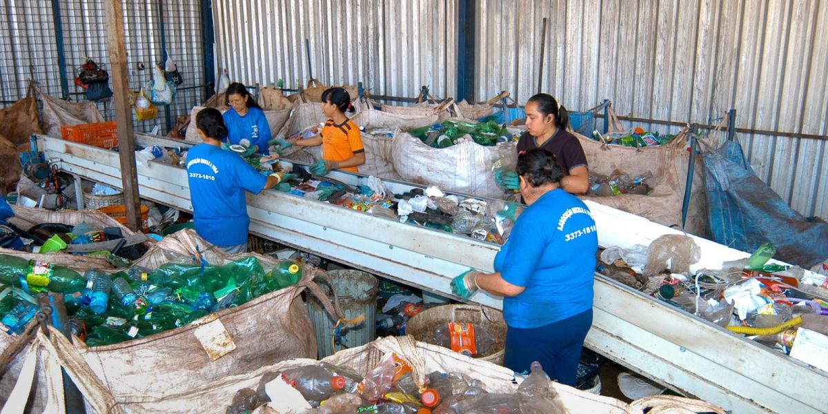 Produção de plástico reciclado cresce 7,8% e alcança 1 milhão de toneladas no país
