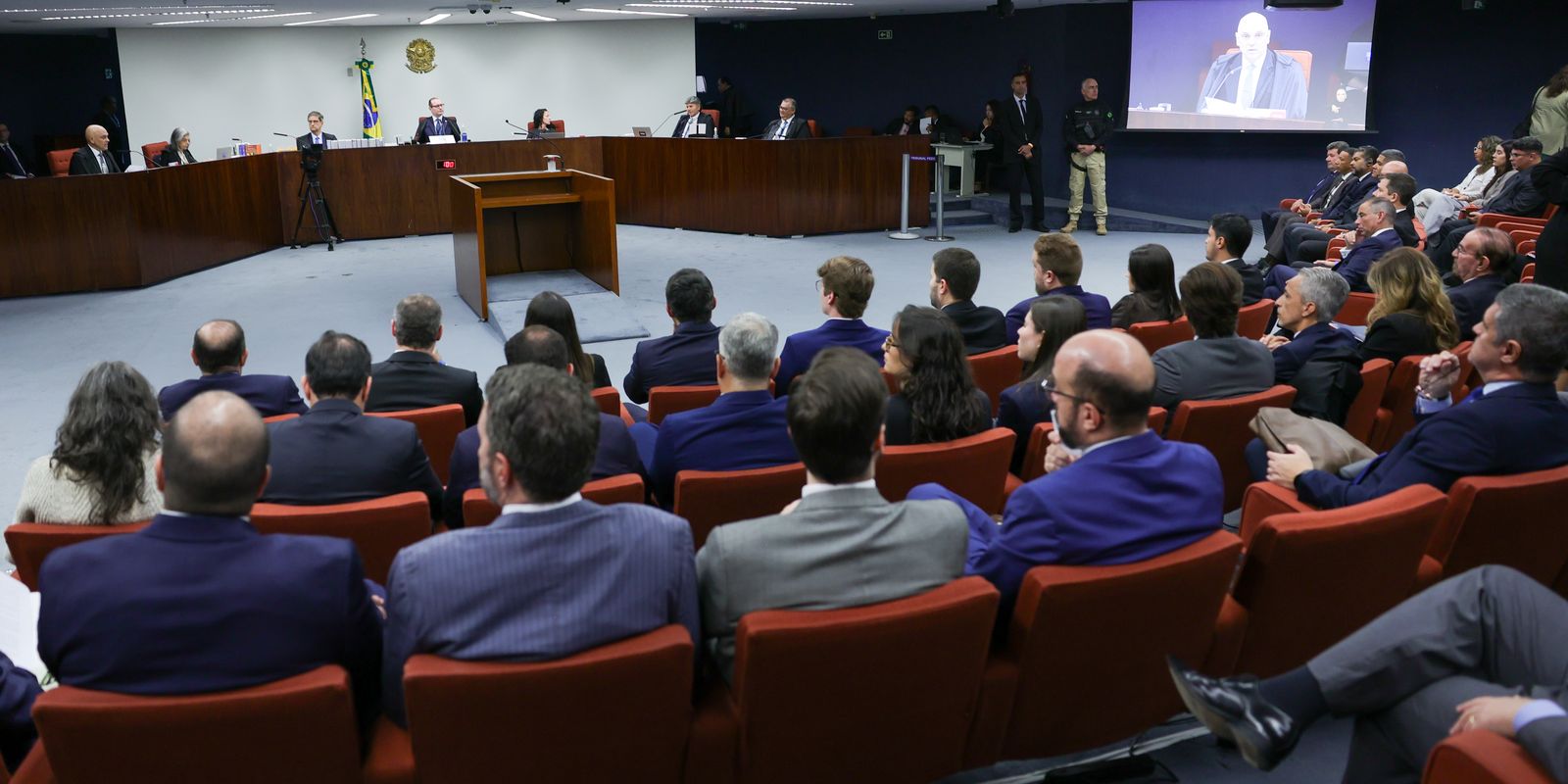 Como foi o 1º dia do julgamento de Bolsonaro e mais sete réus – sessão será retomada nesta quarta (3)