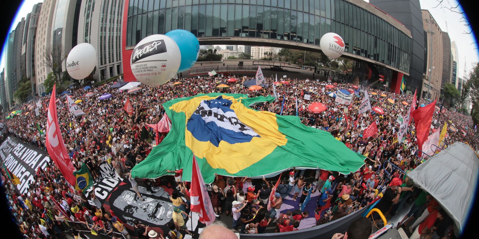 Protesto na Paulista em SP reúne 42 mil contra PEC da Blindagem e anistia a golpistas
