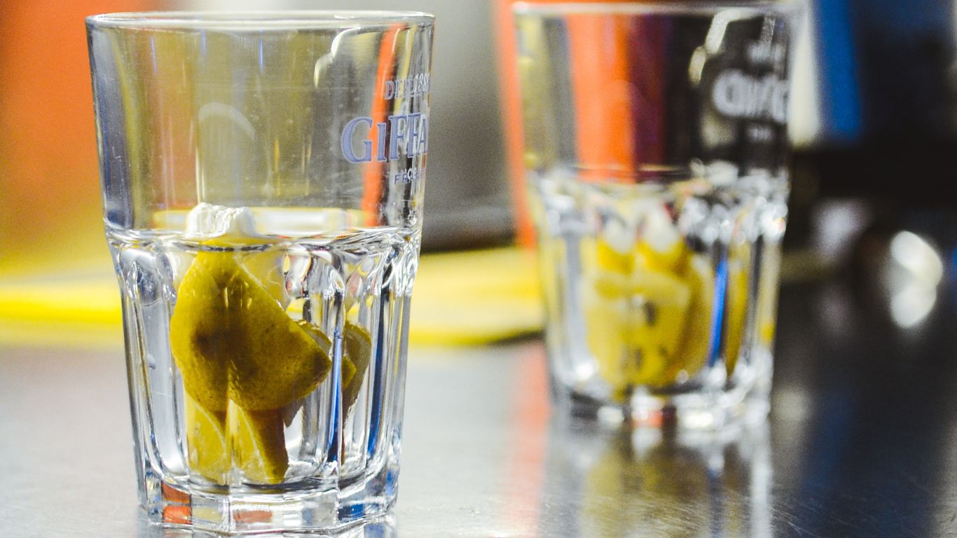 Conselho Federal de Medicina cobra fiscalização contra bebidas adulteradas após mortes por metanol em SP