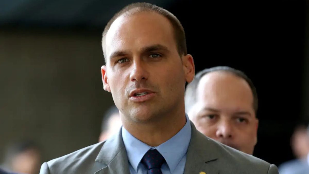Moraes diz que Eduardo Bolsonaro foge da lei e manda notificá-lo por edital