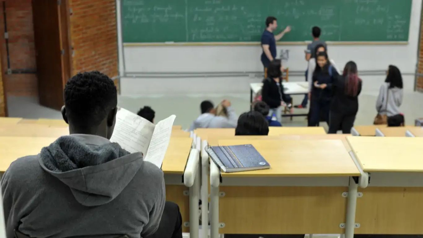 STF barra ingresso em faculdades municipais que cobram mensalidade