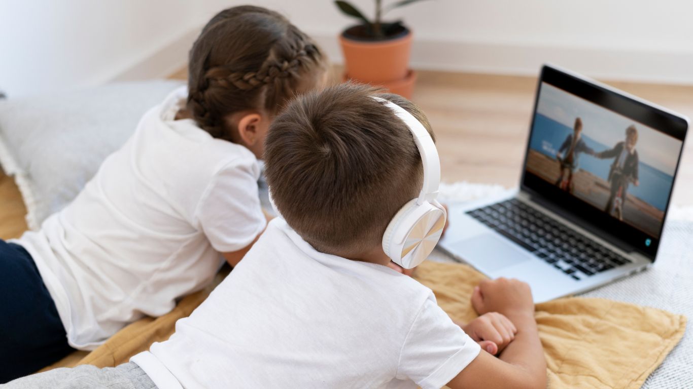 Lei Felca impõe supervisão parental, multas e novas regras para proteger crianças na internet