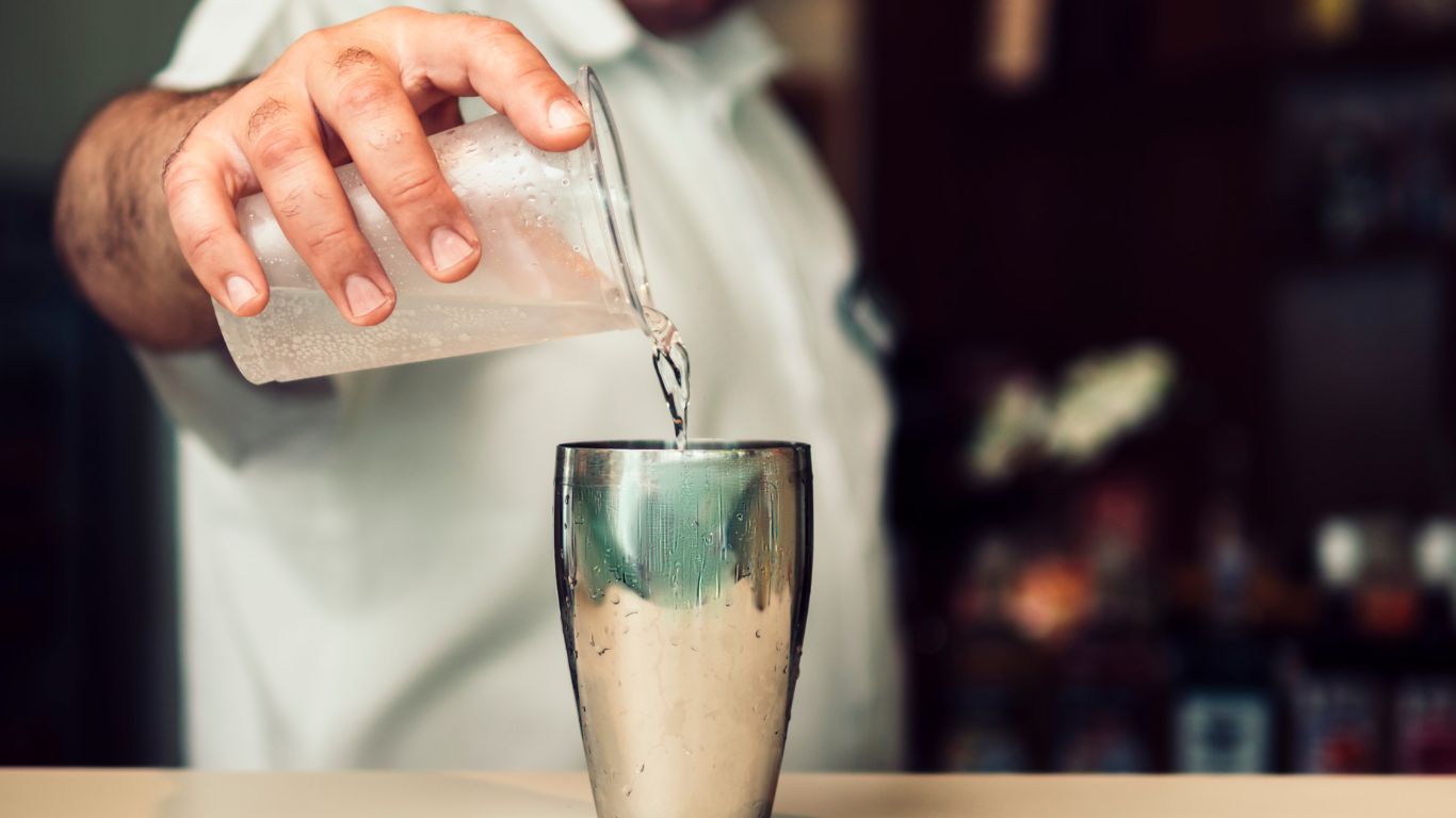 Metanol em bebidas adulteradas: o que diz a lei, os riscos, sintomas e como identificar adulteração
