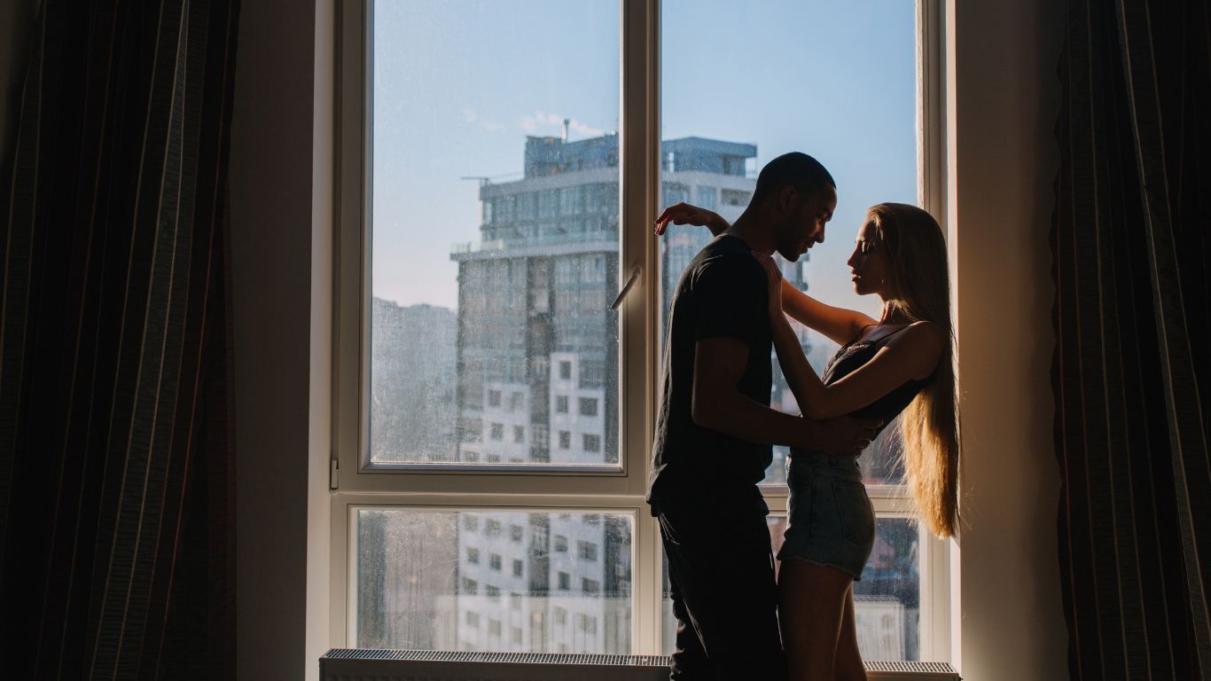 Amor que perturba: sexo barulhento pode dar multa no condomínio?