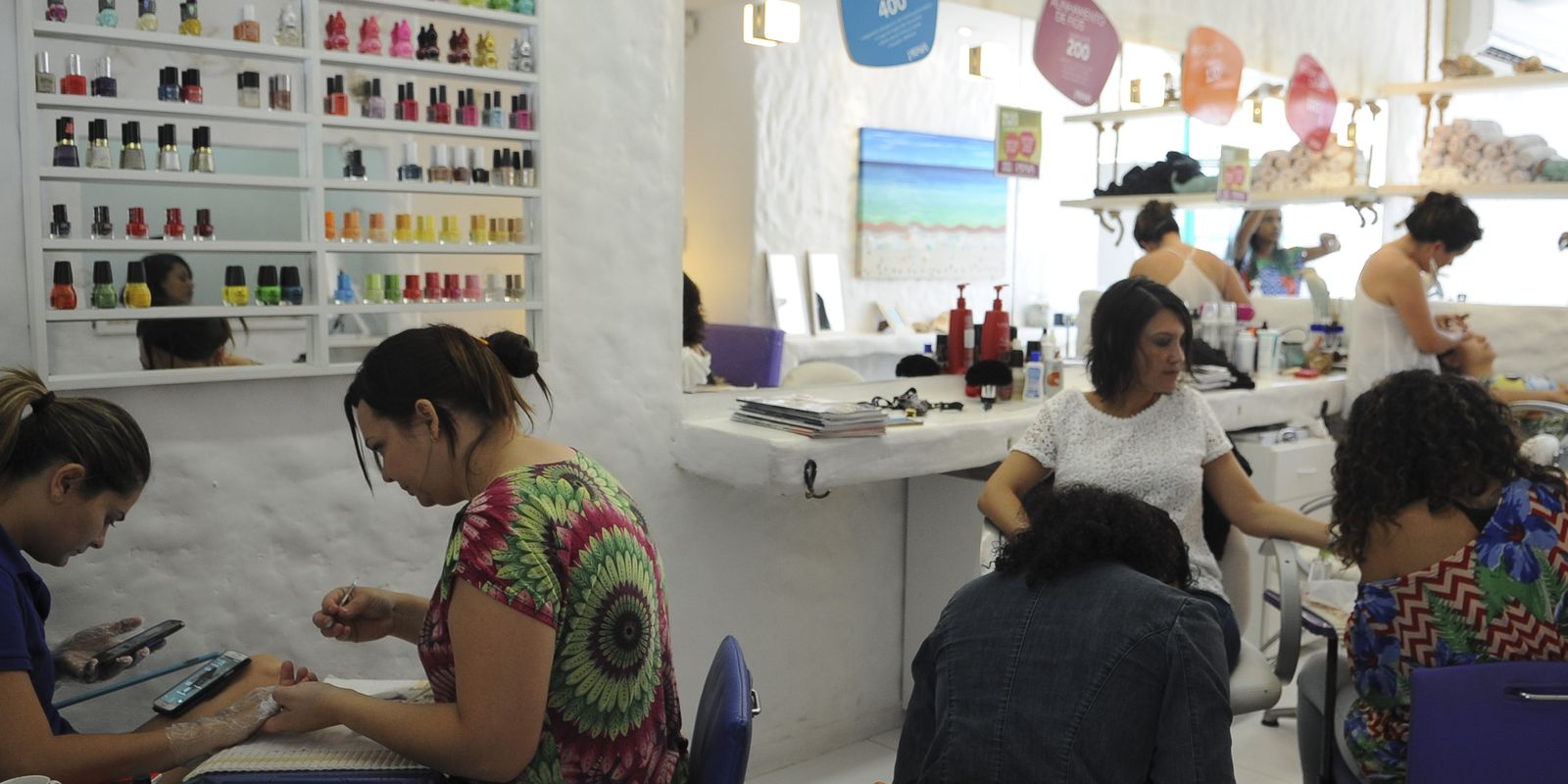 Anvisa proíbe substâncias usadas em unhas de gel por risco à saúde