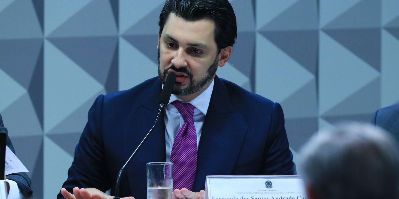 Empresário alvo da Operação Sem Desconto fica em silêncio na CPMI do INSS