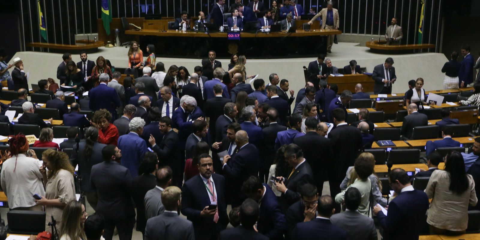 Deputados aprovam isenção de IR para quem ganha até R$ 5 mil e criam taxação sobre super-ricos