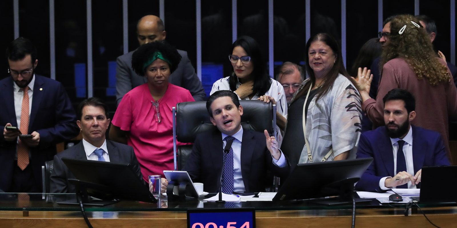 Câmara aprova projeto que impõe novas regras para ações no STF e limita partidos
