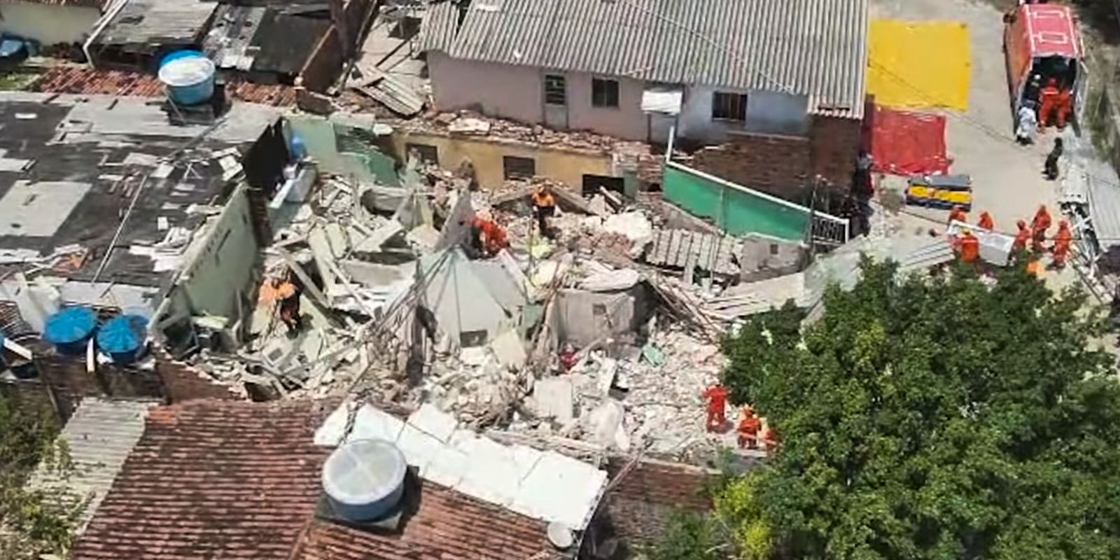Desabamento em Olinda deixa mortos e feridos; buscas seguem com cães farejadores