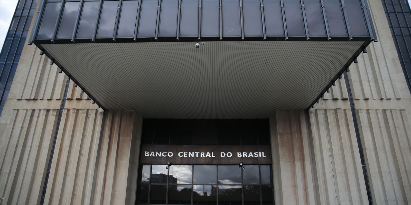 Inflação recua e mercado mantém projeções para PIB, Selic e câmbio em 2025