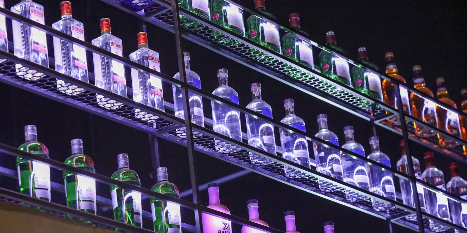 Brasil registra mais de 100 casos de intoxicação por metanol; Saúde reforça antídotos