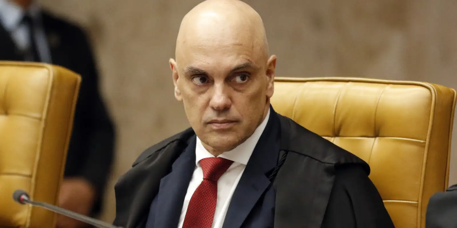 Moraes dá cinco dias para defesa de ex-assessor de Bolsonaro explicar falha em tornozeleira eletrônica