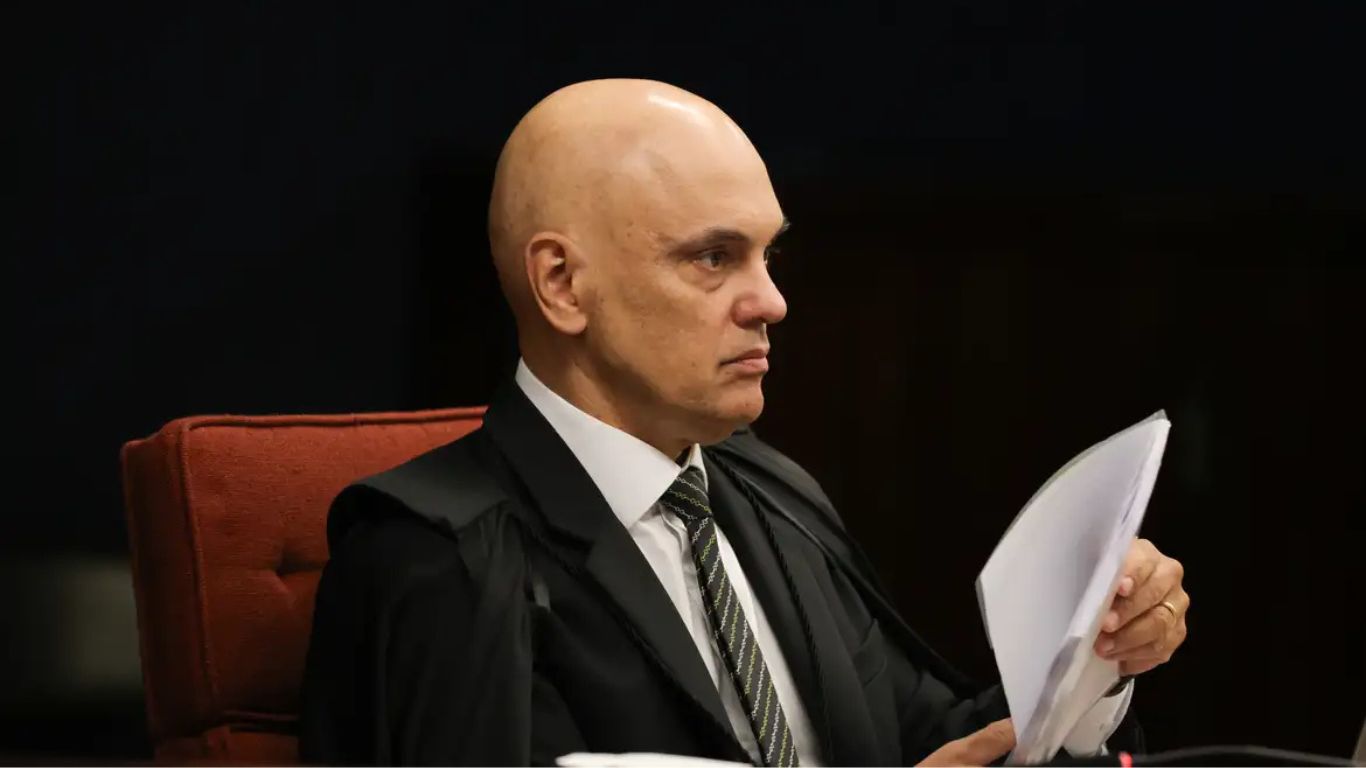 Moraes intima Defensoria Pública a defender Eduardo Bolsonaro em denúncia por coação